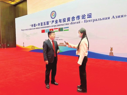     冶金工业信息标准研究院党委书记、院长张龙强接受本报记者采访。