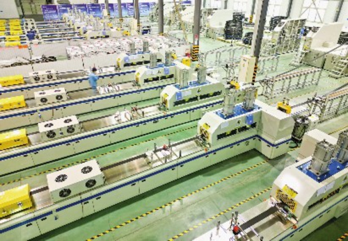     吉林化纤集团国兴复材公司拉挤板生产车间，工人们正在对产品外观质量进行检查。