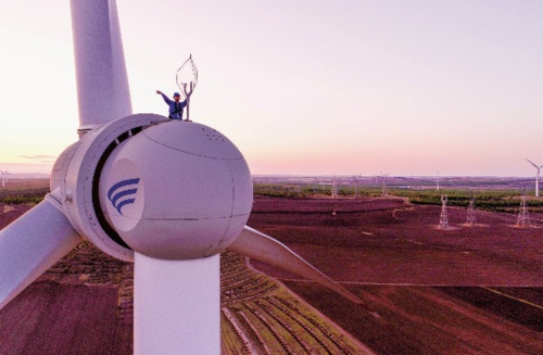     近年来，内蒙古自治区兴安盟持续发展风电、光伏等新能源产业。截至目前，全盟新能源装机规模达到659万千瓦。图为5月23日工人在兴安盟乌兰浩特市呼和马场风力光伏发电场检修风机。新华社